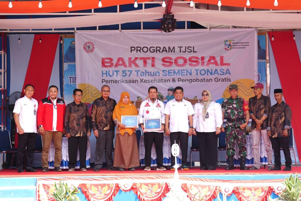 PENGOBATAN GRATIS -- Direktur Utama PT Semen Tonasa, Anis (lima dari kanan) didampingi segenap unsur manajemen, foto bersama dengan unsur terkait bersama kepala Desa Biring Ere di sela pelaksanaan pengobatan gratis.