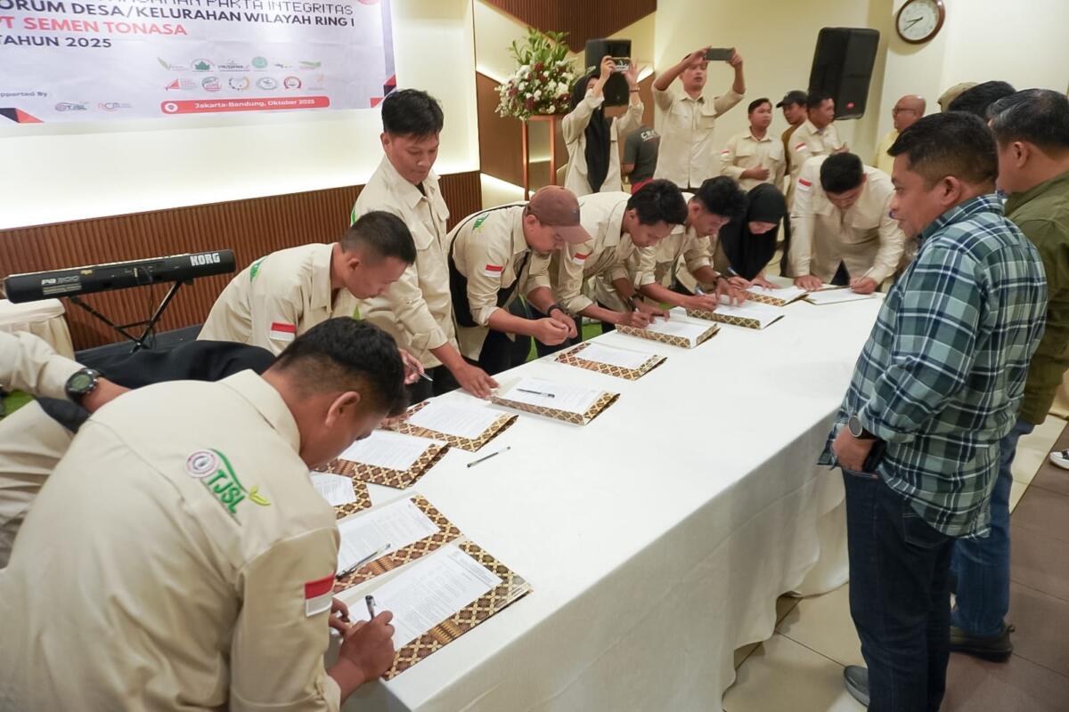 PENANDATANGANAN -- Direktur Utama PT Semen Tonasa, Anis bersama Kepala Departemen Komunikasi, Legal & Sarana Umum, Muhammad Mursham, menyaksikan penandatanganan Pakta Integritas Mitra TJSL Forum Desa/Kelurahan Wilayah Ring 1.