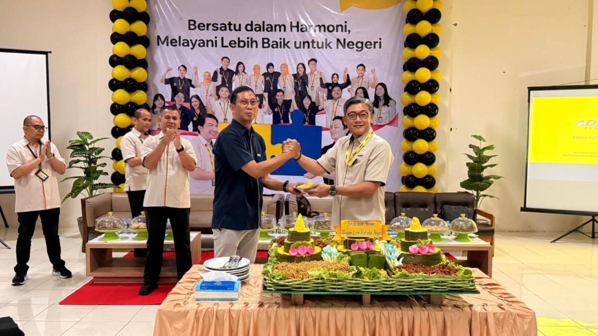 PENGGABUNGAN -- Manajemen Adira Finance dan Mandala Finance bersalaman sebagai pertanda penggabungan kedua perusahaan tersebut.