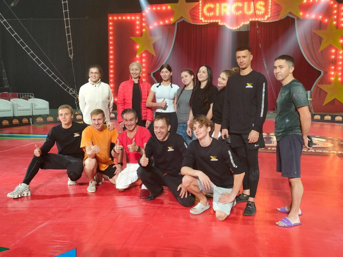 SIRKUS -- Para pemain sirkus ' Great World Circus' foto bersama di sela melakukan latihan bersama di arena sirkus Summarecon Mutiara Makassar Convention Center.