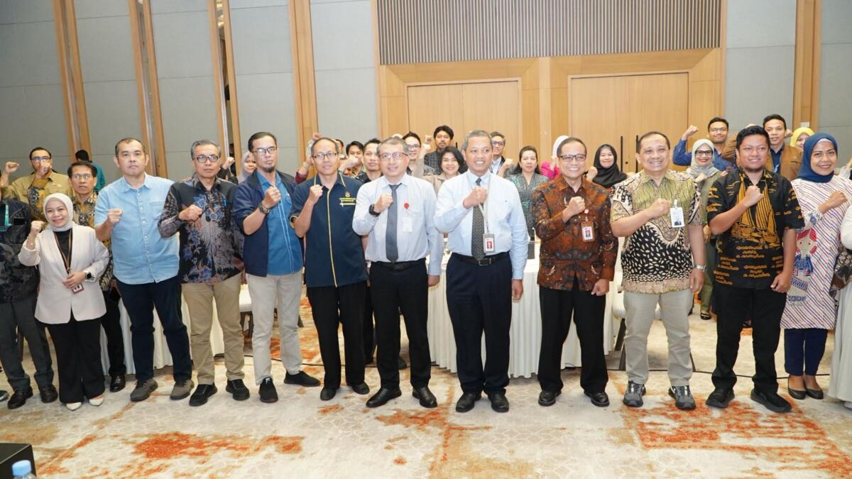 TEMU RESPONDEN -- Kepala OJK Provinsi Sulawesi Selatan dan Sulawesi Barat, Moch Muchlasin (empat dari kanan) bersama tim OJK Provinsi Sulawesi Selatan dan Sulawesi Barat dan stakeholder lainnya saat menggelar temu responden survei.