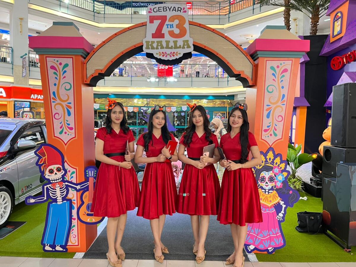 SAMBUT PENGUNJUNG -- Tim marketing Kalla Toyota siap menyambut kedatangan para pengunjung Mall Ratu Indah Makassar yang ingin bertransaksi unit di area Gebyar 73th Kalla Group.