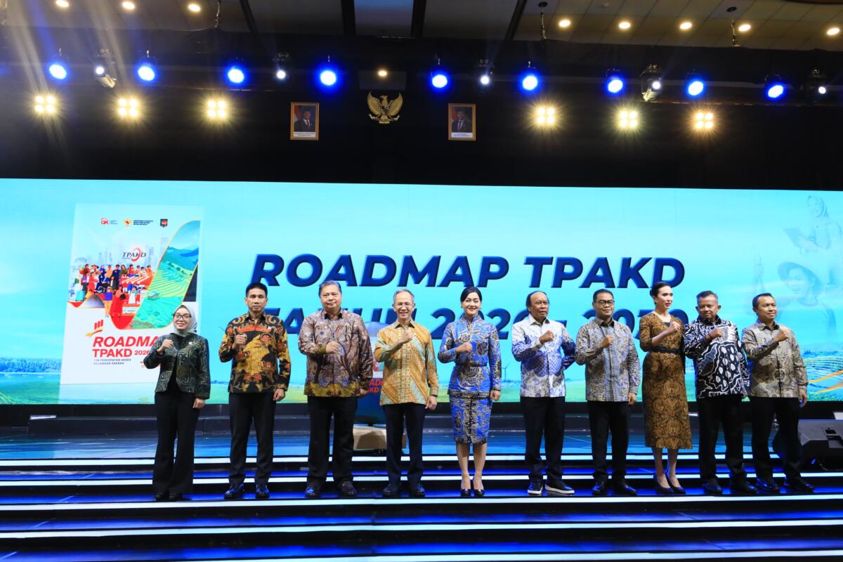 FOTO BERSAMA -- Menteri Koordinator Bidang Perekonomian, Airlangga Hartarto, Wakil Menteri Dalam Negeri, Akhmad Wiyagus, Ketua Dewan Komisioner OJK, Mahendra Siregar, dan Kepala Eksekutif Pengawas Perilaku, Pelaku Usaha Jasa Keuangan OJK Friderica Widyasari Dewi, foto bersama di sela Rapat Koordinasi Nasional Tim Percepatan Akses Keuangan Daerah 2025.