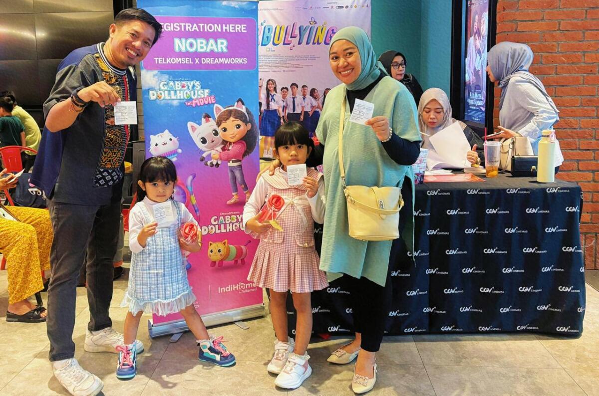 NOBAR -- Tim PR Telkomsel Pamasuka foto bersama dengan salah satu pengunjung yang membawa dua orang putrinya untuk Nobar 'Gabby's Dollhouse The Movie.