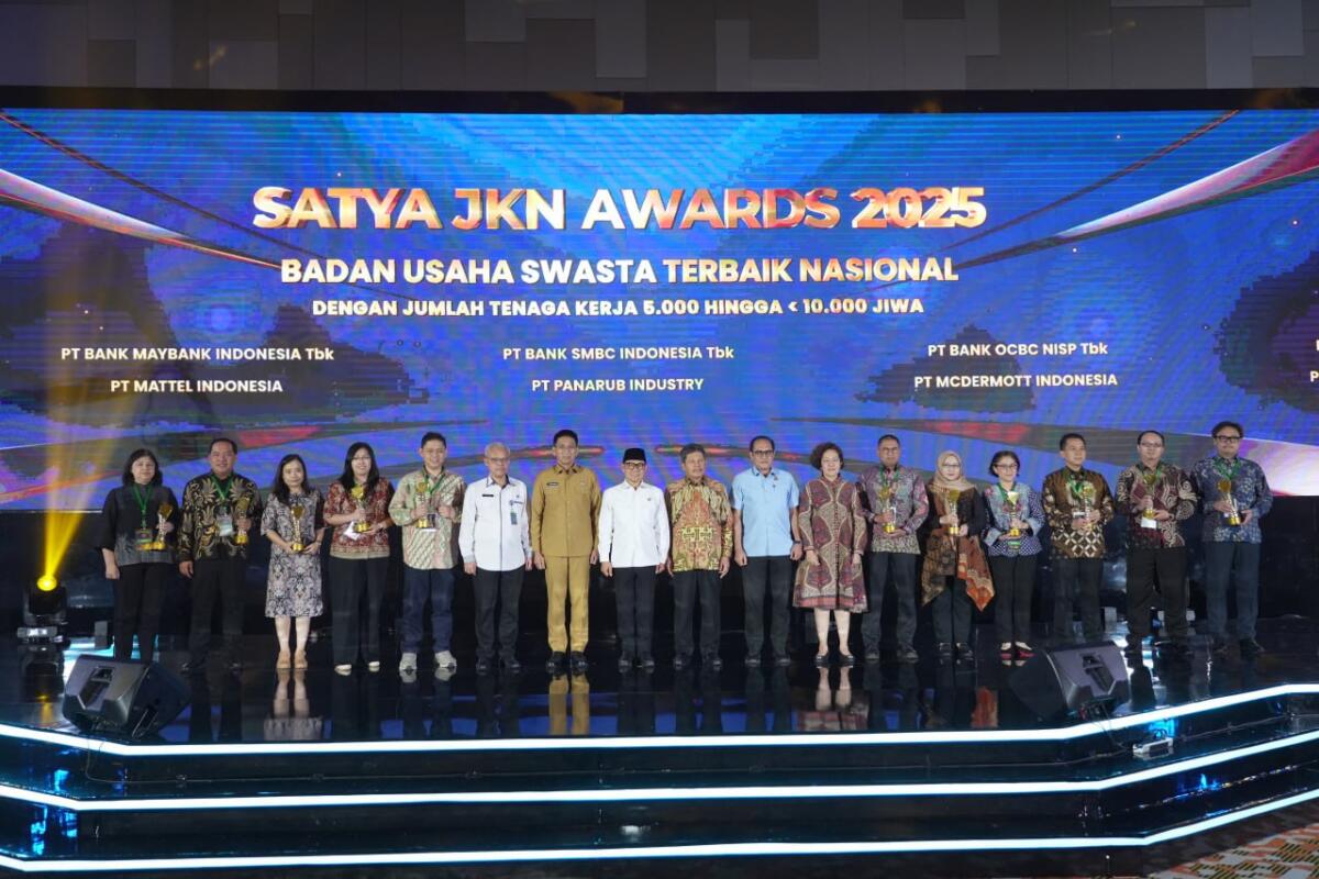 SATYA JKN AWARDS -- Direktur Utama BPJS Kesehatan, Ghufron Mukti (sembilan dari kanan) foto bersama dengan institusi terkait dan para pimpinan badan usaha swasta terbaik penerima Satya JKN Awards 2025 kategori dengan jumlah tenaga kerja 5.000 sampai 10.000 jiwal, saat penyerahan Satya JKN Awards 2025 yang dilaksanakan di Jakarta, Selasa, 14 Oktober 2025.