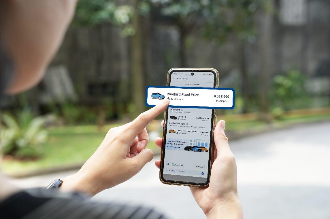 APLIKASI -- Pelanggan Bluebird saat mengakses aplikasi Bluebird dari gawainya.