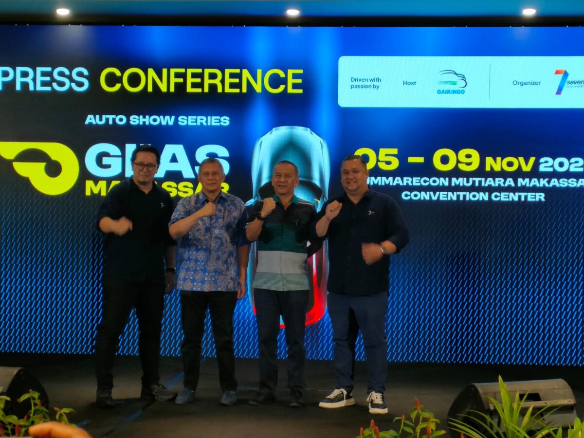 GIIAS 2025 -- Sekretaris Umum GAIKINDO, Kukuh Kumara (dua dari kanan), Project Director GIIAS The Series 2025, Abiyoso Wietono (kiri) dan pihak terkait lainnya dalam penyelenggaraan GIIAS 2025.