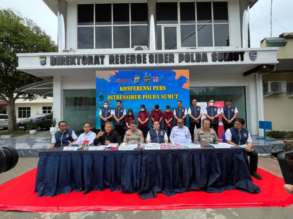 KONFERENS PERS -- Ketua Satgas PASTI, Rizal Ramadhani didampingi anggota tim dari regulator, kementerian, lembaga negara, aparat penegak hukum, dan pelaku industri jasa keuangan, saat menggelar konferensi pers kasus penipuan keuangan di Markas Polda Sumut, Rabu, 15 Oktober 2025.