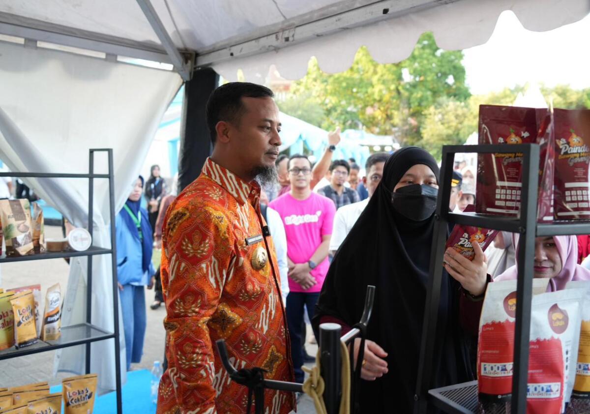 BOOTH UMKM -- Gubernur Sulawesi Selatan, Andi Sudirman Sulaiman, beserta Ketua TP PKK Provinsi Sulawesi Selatan, Naoemi Octarina tengah berkunjung ke booth UMKM binaan PLN UID Sulselrabar.