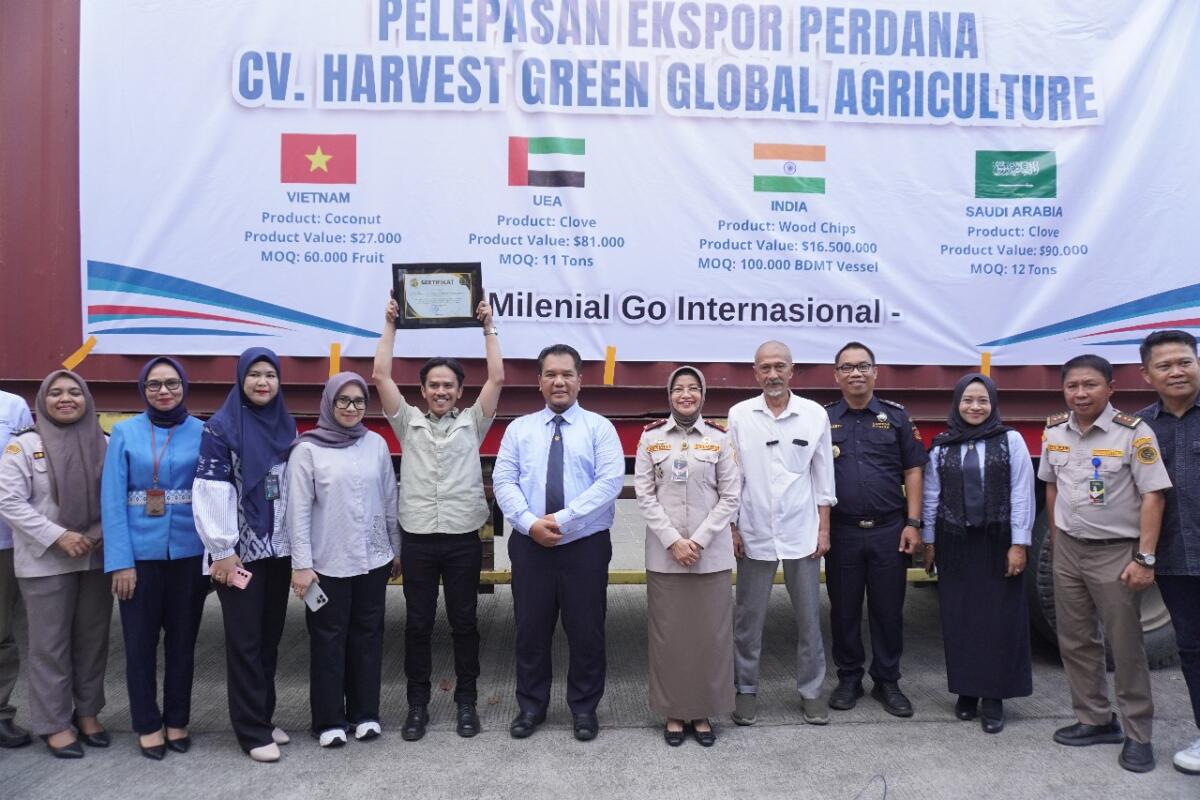 EKSPOR -- Kepala Kantor Bea Cukai Makassar, Ade Irawan (enam dari kiri) bersama instansi terkait dan manajemen CV Harvest Green Global Agriculture, melakukan pelepasan ekspor perdana biji kelapa.