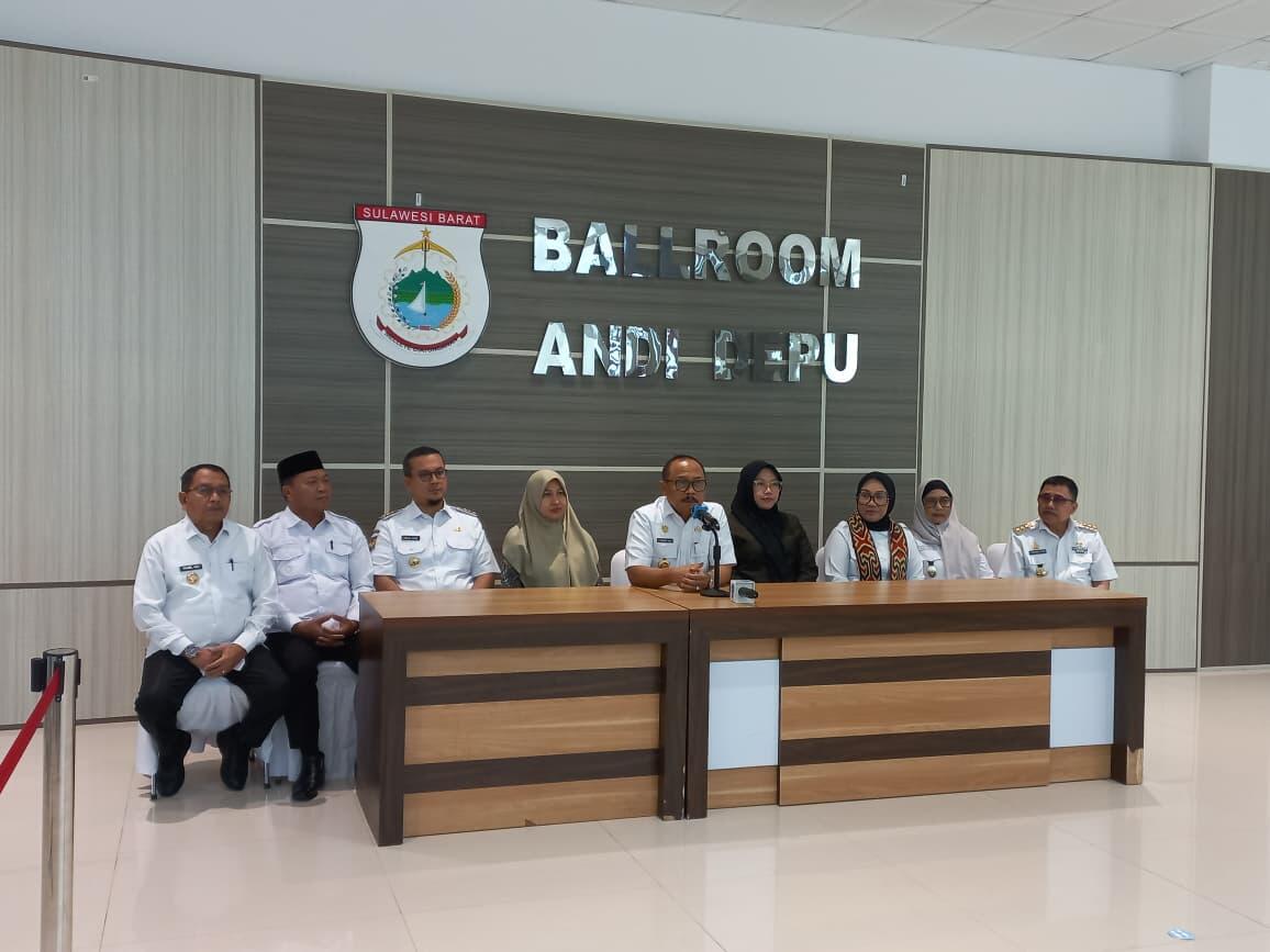 RAKOR -- Ketua DPRD Sulbar, Dr Hj Amalia Fitri saat mengikuti Rakor dalam rangka Optimalisasi Fiskal Daerah untuk Pendanaan Pembangunan Tahun Anggaran 2026. Rakor dipimpin langsung Gubernur Sulbar, Dr H Suhardi Duka dan dihadiri Ketua Komisi I DPRD Sulbar, Syamsul Samad, Plh. Sekretaris Daerah, H Herdin Ismail, para bupati se-Sulbar, serta pimpinan Organisasi Perangkat Daerah (OPD) lingkup pemerintah provinsi dan kabupaten.