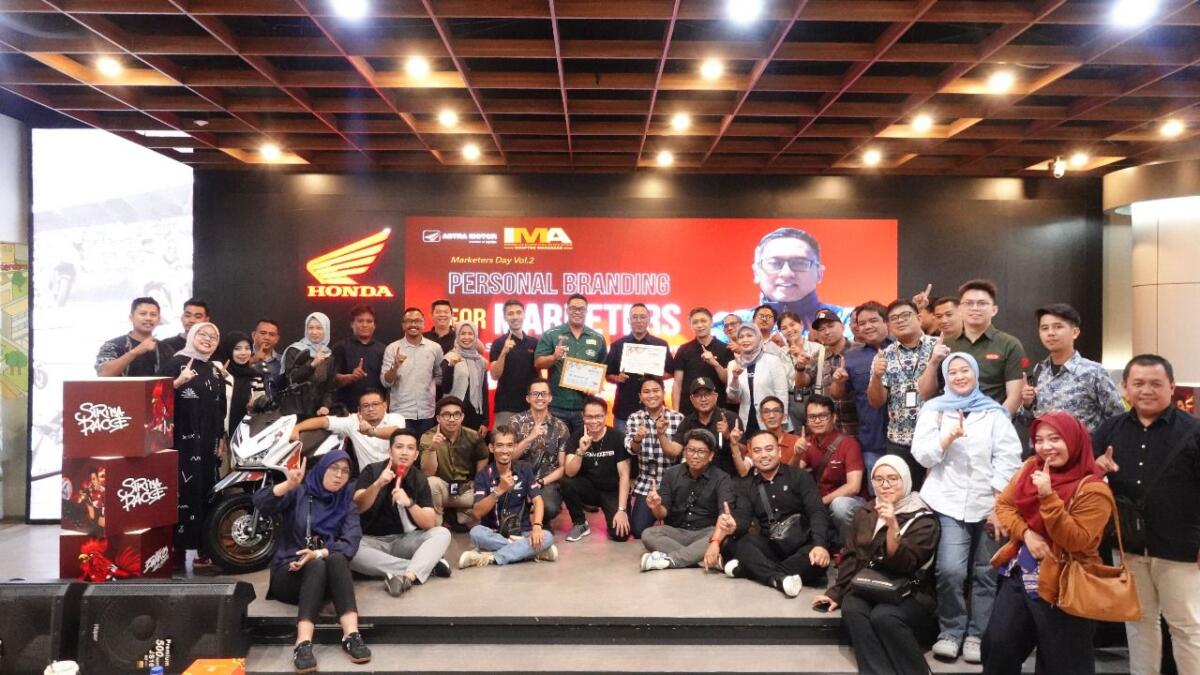 GATHERING -- Kresna Murti Dewanto, Marketing Manager Asmo Sulsel di tengah-tengah pengurus dan anggota IMA Makassar Chapter, perwakilan dealer Honda, hingga beberapa masyarakat umum di sela menjadi pembicara pada gathering IMA.