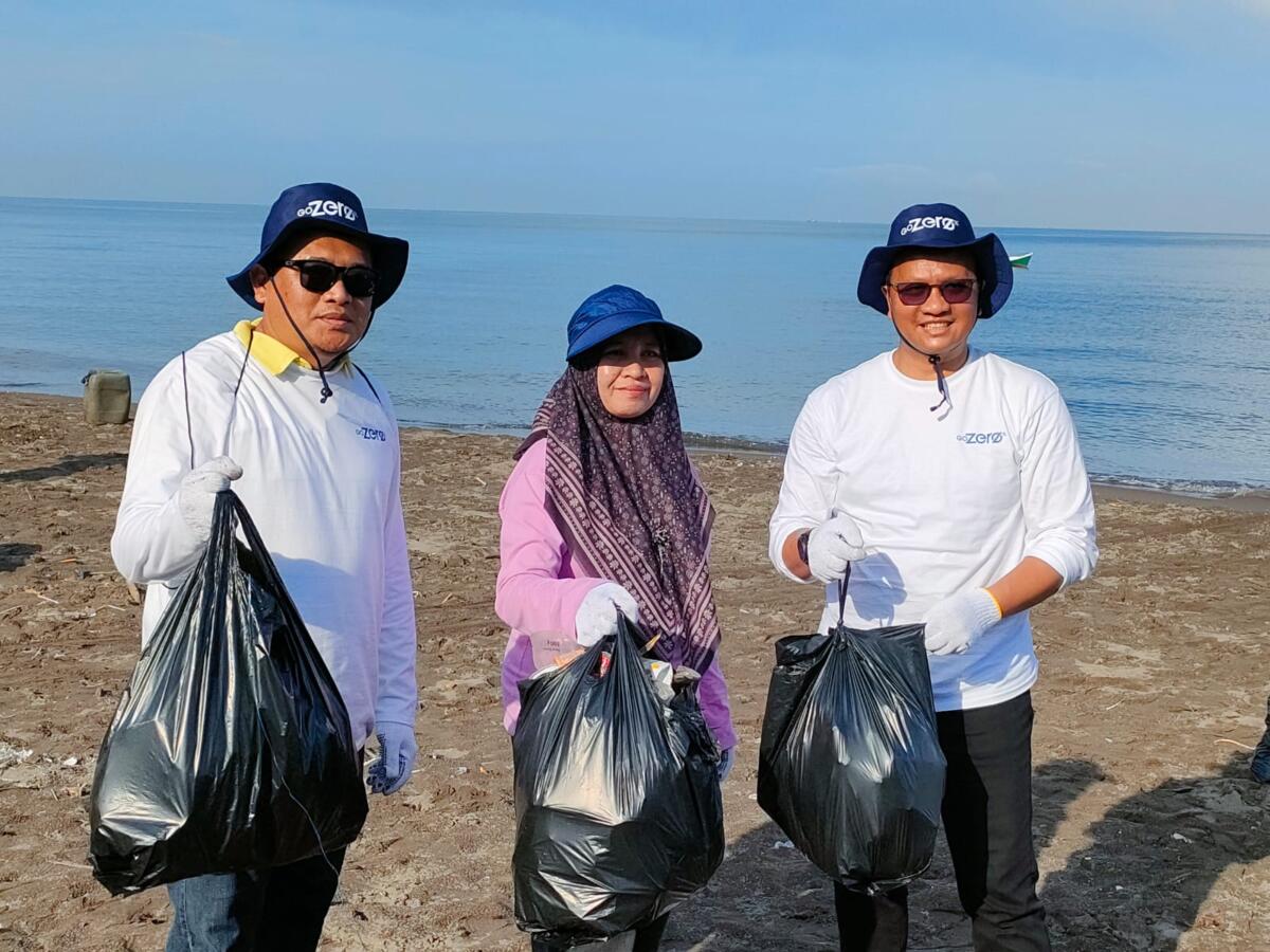 SAMPAH -- EVP Telkom Revional V KTI, Amien Soebagyo, Kepala Bagian Persampahan Dinas Lingkungan Hidup Kota Makassar, Bau Asseng, dan VP Suistanability PT Telkom, Gunawan Wasisto Ciptaning Andri, saat ikut dalam gerakan GoZero% Goes to Makassar yang digelar di Pantai Galesong-Barombong, Kabupaten Takalar. 