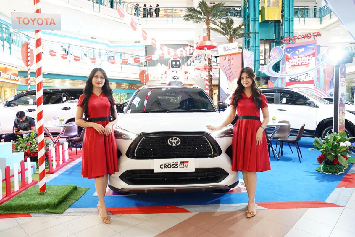 SMART UPGRADE -- Tim marketing Kalla Toyota siap memberi pelayanan maksimal kepada maksimal kepada para pelanggannya baik yang akan melakukan smart upgrade atas unitnya atau membeli unit yang baru.