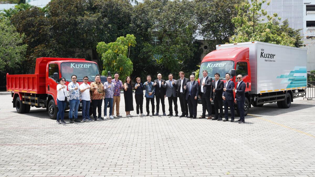 ASTRA UD TRUCKS -- Foto bersama seluruh jajaran manajemen UD Trucks Indonesia dan Astra UD Trucks.