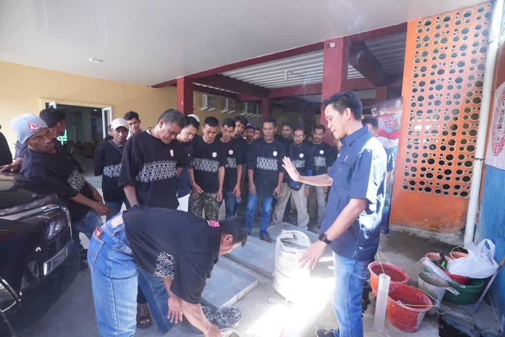 PELAJARAN -- Para tukang pekerja bangunan menerima pelajaran sekaligus bersilaturahmi dengan para pekerja bangunan.
