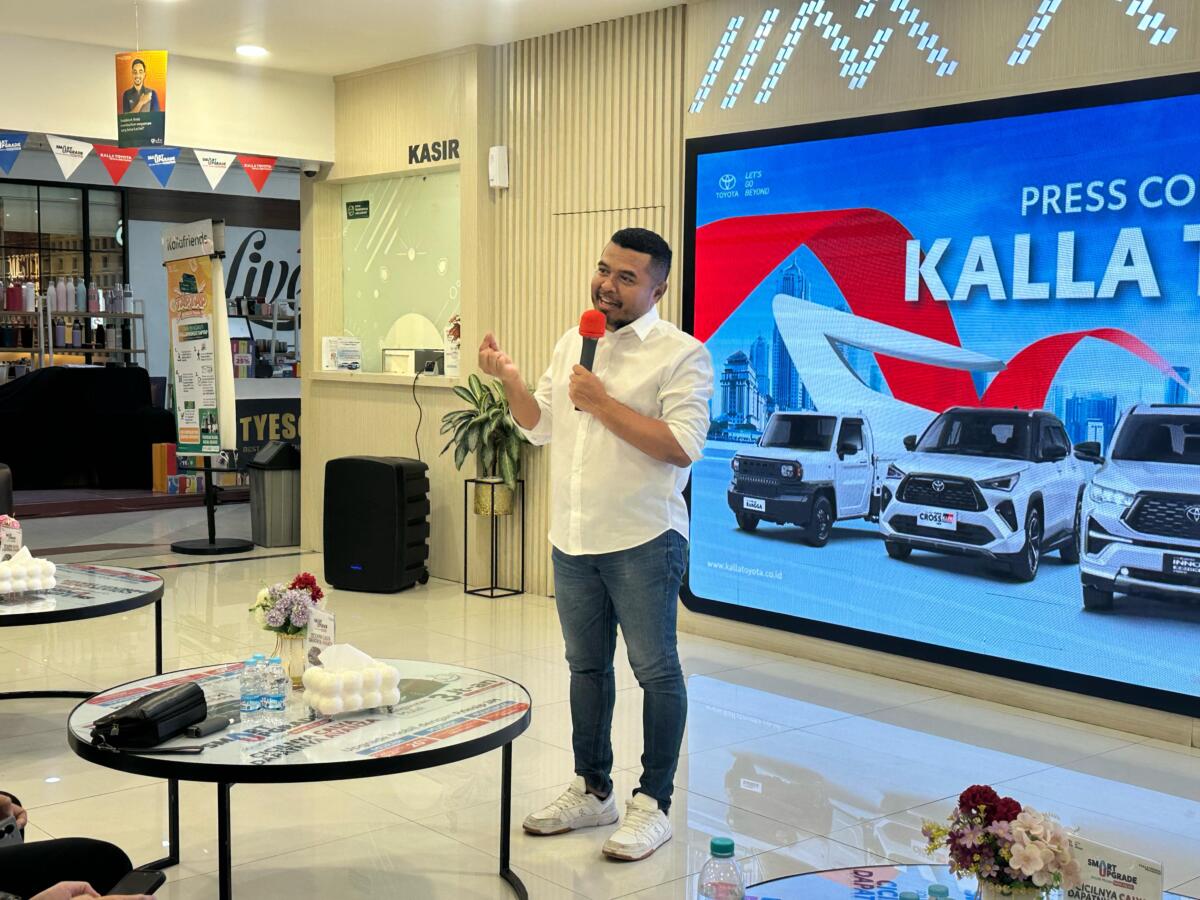 PENJELASAN -- General Manager Marketing Kalla Toyota, Suliadin, memberikan penjelasan mengenai rencana keikutsertaan Kalla Toyota dalam gelaran GIIAS 2025 pada 5 sampai 9 November.