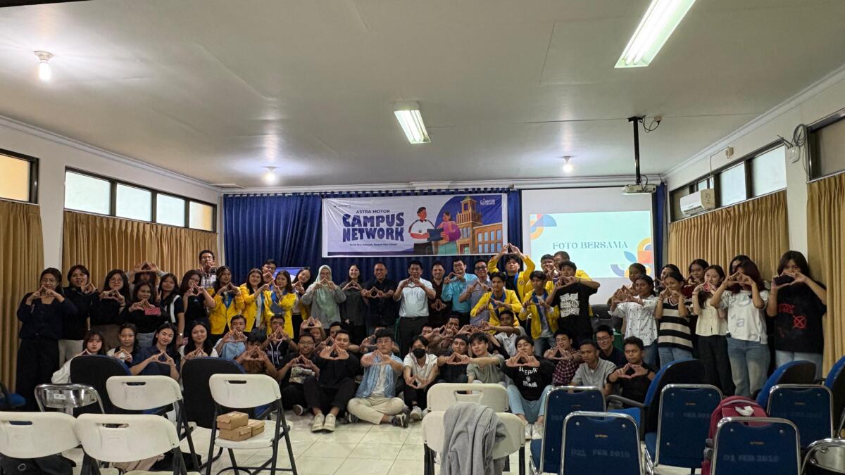 CAMPUS NETWORK -- Tim Asmo Sulsel foto bersama dengan dekan, wakil dekan, kepala Program Studi Manajemen Universitas Atma Jaya Makassar, dan mahasiswa jurusan Manajemen saat menggelar Campus Network.
