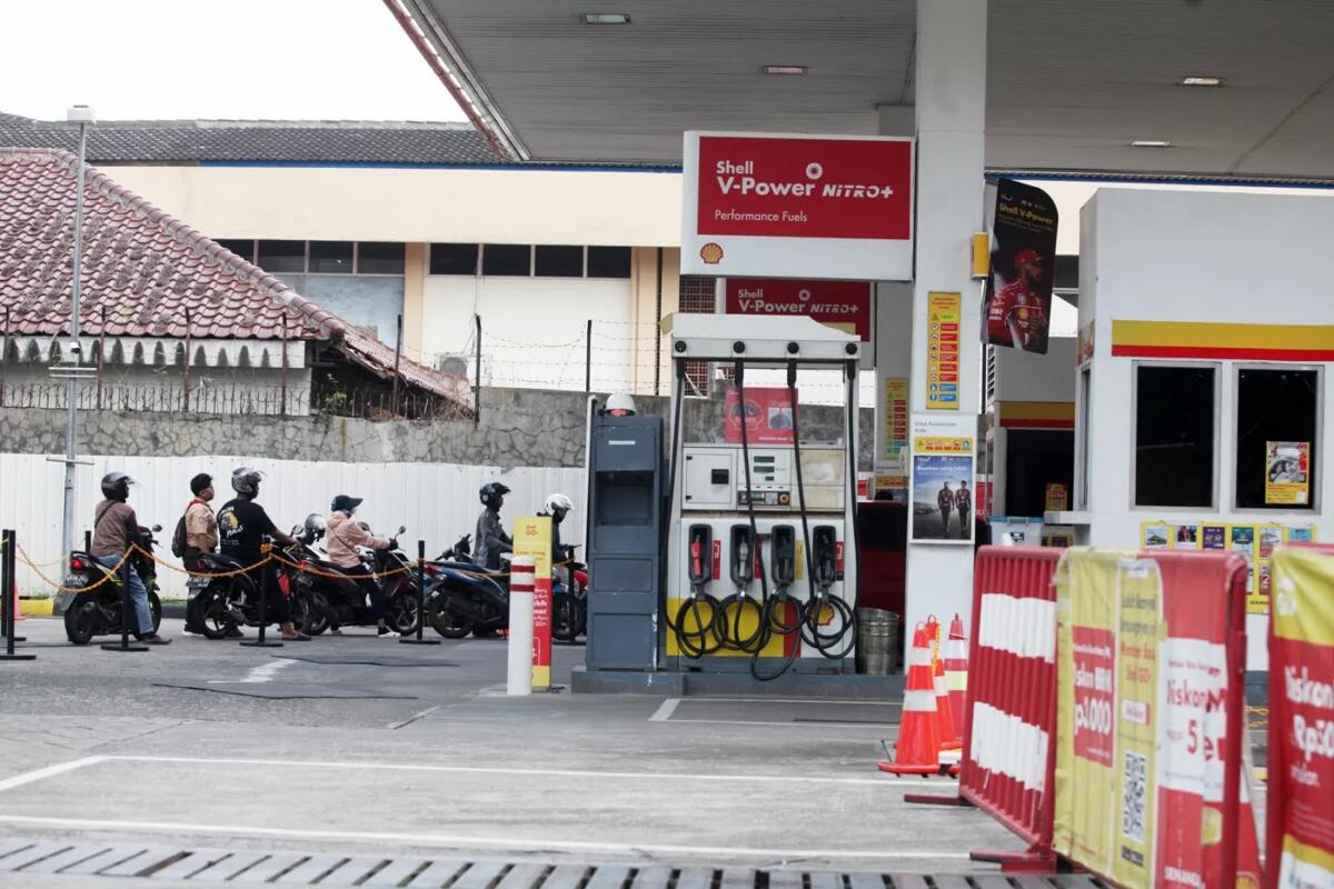 Pengendara mengisi BBM di SPBU Shell di Kawasan Rawamanggun, Jakarta, Rabu (17/9/2025). (Dery Ridwansah/ JawaPos.com)