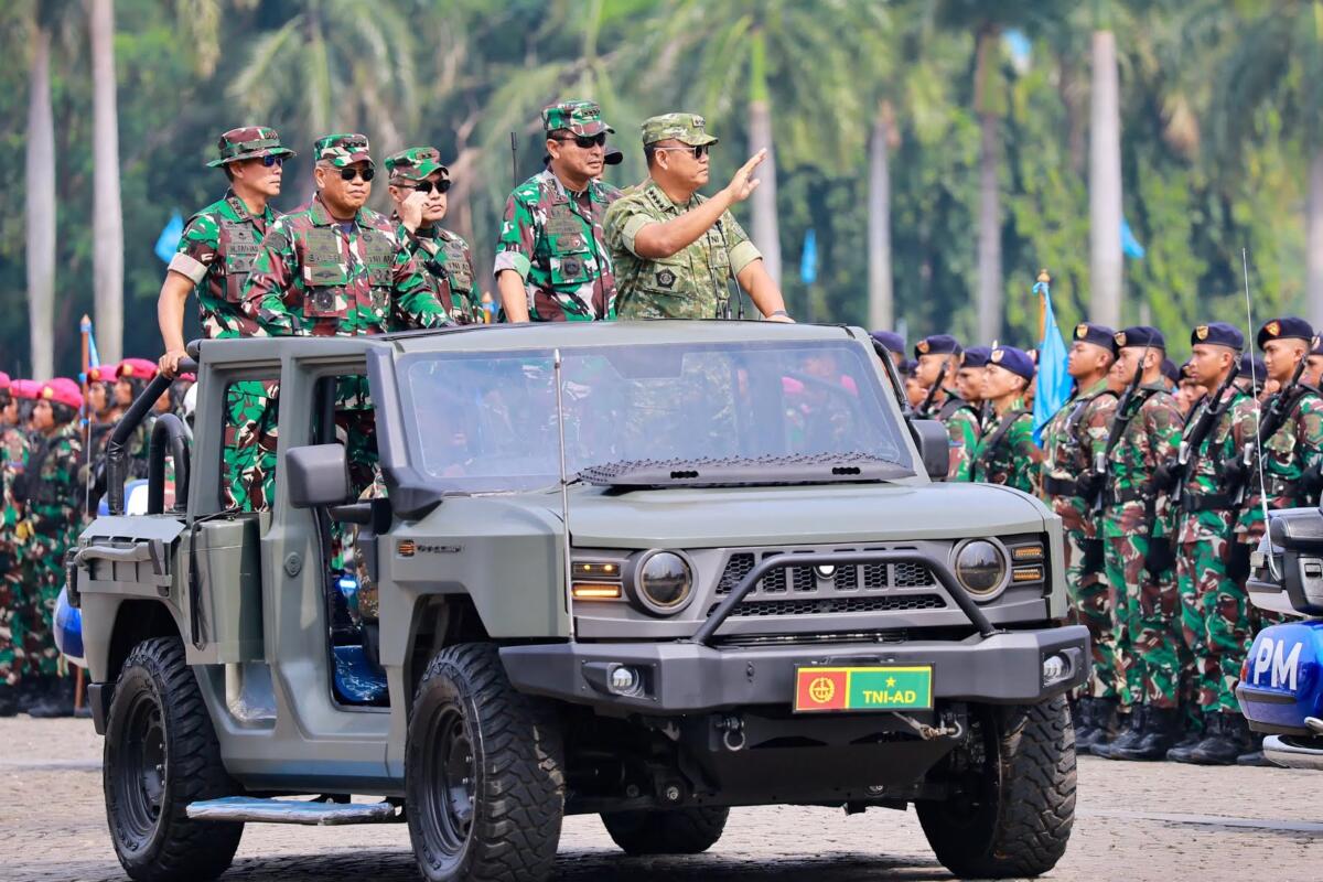 Wakil Panglima TNI Jenderal TNI Tandyo Budi Revita menggunakan PDL baru saat meninjau pasukan dan alutsista dalam persiapan peringatan HUT ke-80 TNI di Monas, Jakpus. (TNI AU)