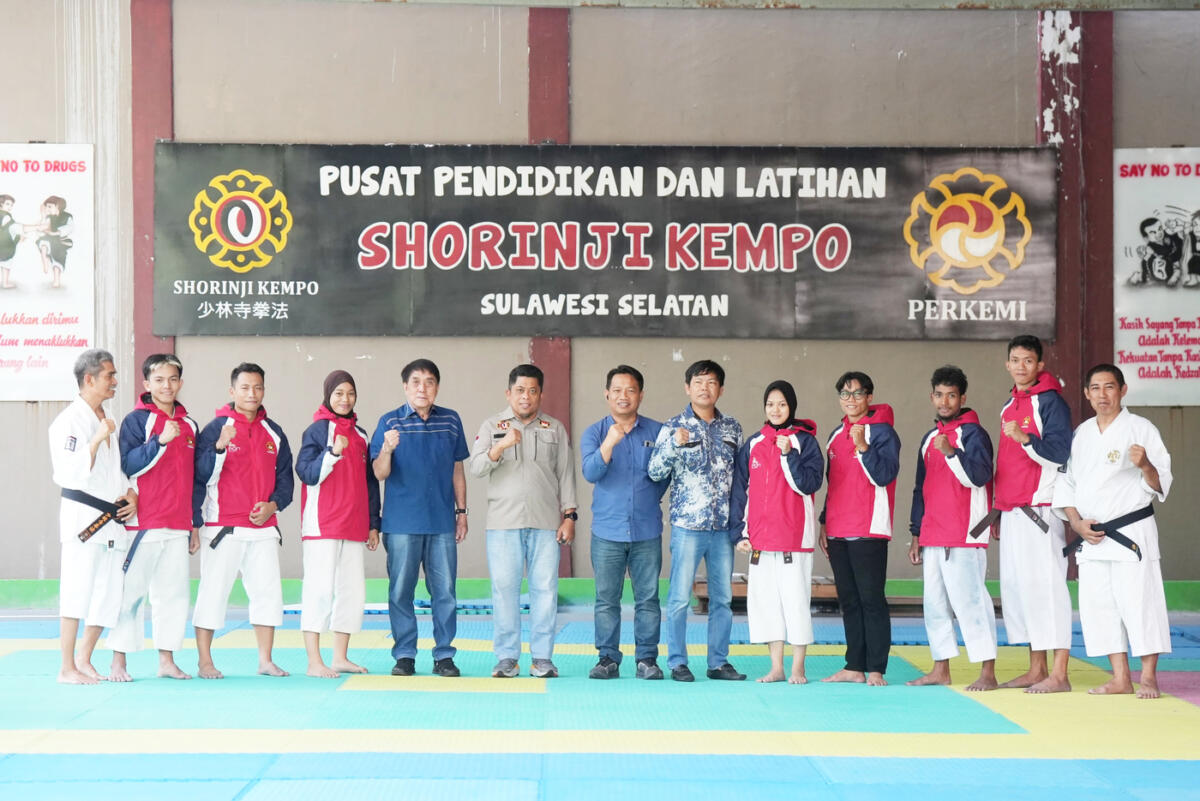 PELEPASAN -- Direktur Utama PT Semen Tonasa sekaligus Ketua Perkemi Sulsel, Anis (enam dari kiri) didampingi jajaran manajemen PT Semen Tonasa, SM Humas dan Sekretariat, Hardiman, Manager Protokol, Irwan, Pengurus Perkemi Sulsel, Official serta para atlet, foto bersama di sela pelepasan atlet Kempo Sulsel yang akan berlaga di arena PON yang berlangsung di Kudus, Jawa Tengah, Minggu, 12 Oktober 2025.
