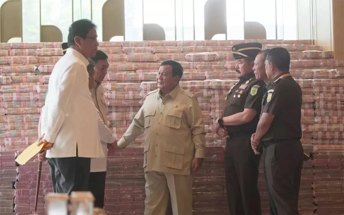 Presiden Prabowo Subianto hadir langsung eksekusi pengembalian Rp13,2 triliun hasil tindak pidana korupsi ekspor minyak sawit mentah (CPO) di Kejaksaan Agung .(Foto: Derry Ridwansyah/Jawapos.com).