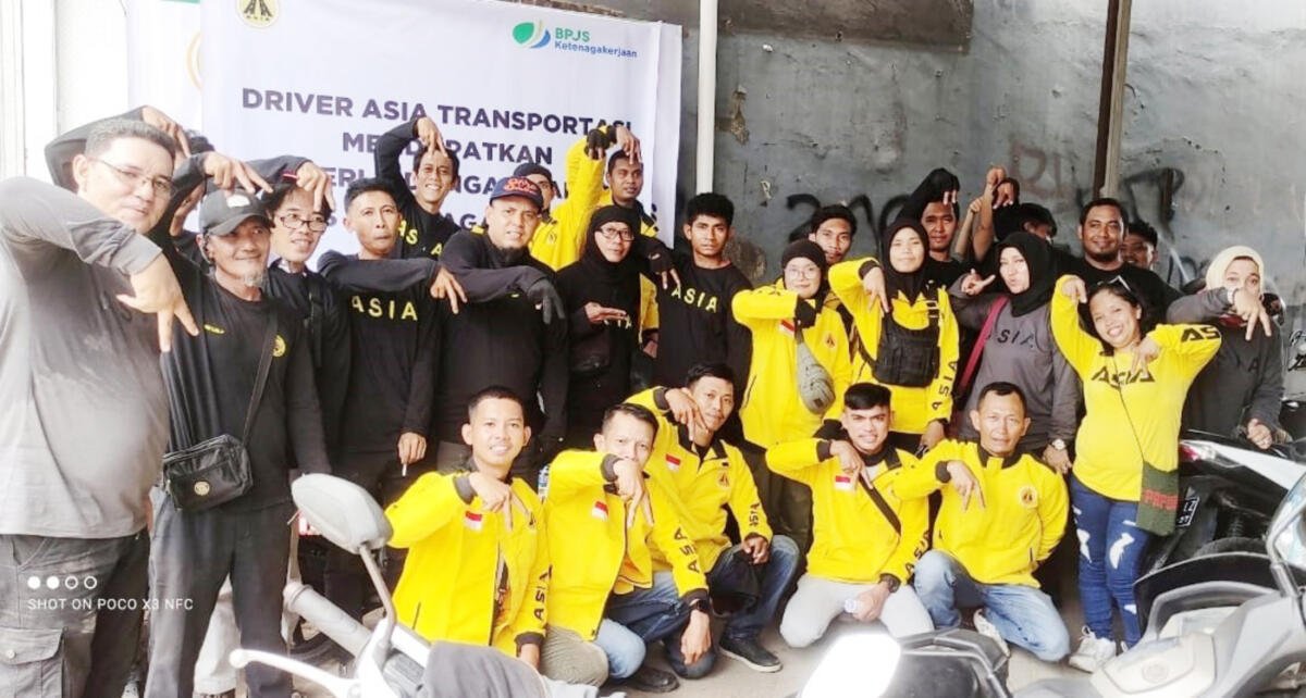 BKM/SAR
SYARIAH -- Direksi ASIA Transportasi Online bersama perwakilan driver handal berkomitmen jalankan aplikator secara syariah untuk masyarakat menengah ke bawah. 
