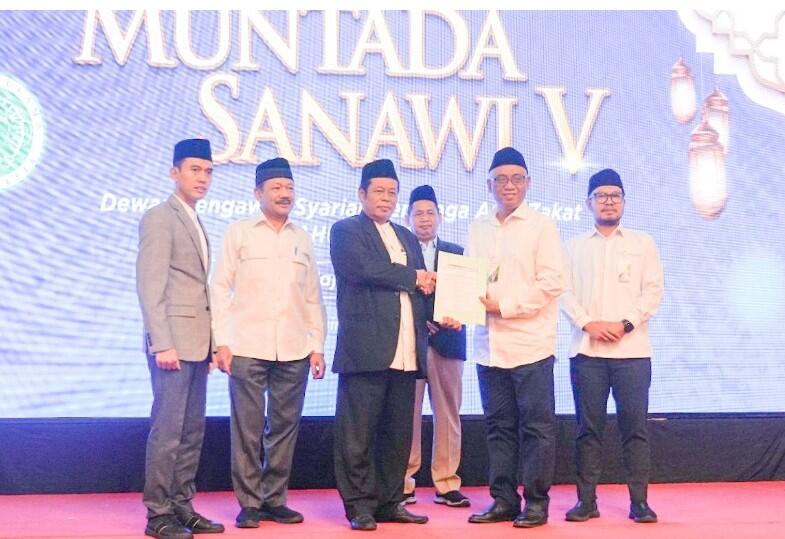 FATWA MUI -- Perwakilan PT Pegadaian menerima fatwa MUI terkait penyaluran  zakat, infak, dan sedekah melalui program jaminan sosial ketenagakerjaan yang diserahkan pengurus MUI pusat.