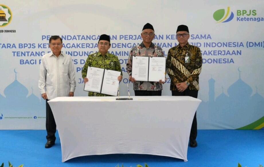 KERJA SAMA -- Perwakilan DMI dan BPJS Ketenagakerjaan disaksikan Ketua Umum DMI, Jusuf Kalla menunjukkan naskah kerja sama yang telah ditandatangani kedua belah pihak.
