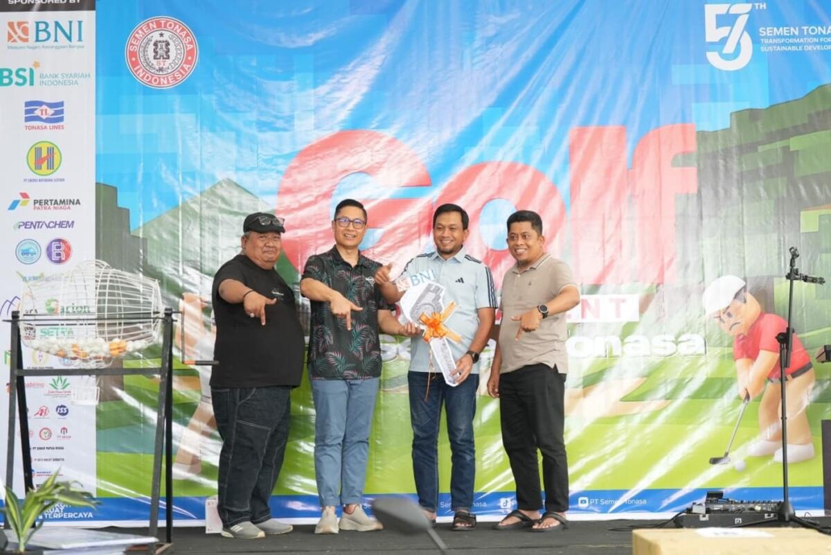 TURNAMEN GOLF -- Direktur Utama PT Semen Tonasa, H Anis (kanan) bersama jajaran komisaris dan manajemen perusahaan melakukan foto bersama di sela pelaksanaan turnamen golf HUT ke-57.
