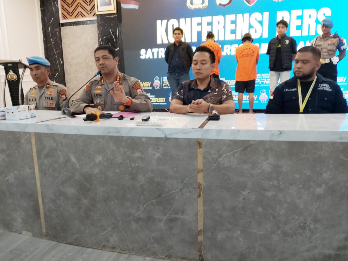 PENGUNGKAPAN -- Kapolrestabes Makassar didampingi Kasat Reskrim, Kasi Humas, Kasi Propam, dan perwakilan dari DPPA Kota Makassar memberikan keterangan pengungkapan kasus dugaan pencabulan. 
