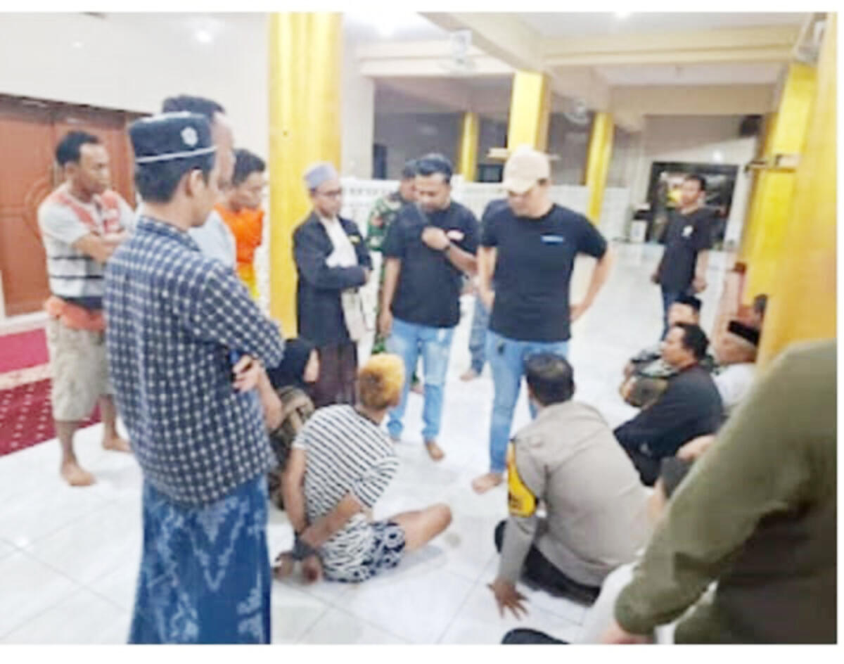 PENCURIAN, Pelaku pencurian kotak amal di Masjid yang diamankan warga dan petugas di Masjid. 
