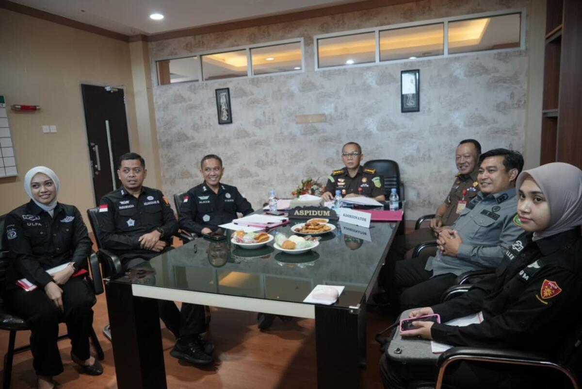 RESTORATIVE JUSTICE -- Wakil Kepala Kejaksaan Tinggi Sulsel, Robert M Tacoy saat memimpin ekspose penghentian penuntutan berdasarkan restorative justice di kantor Kejati Sulsel.
