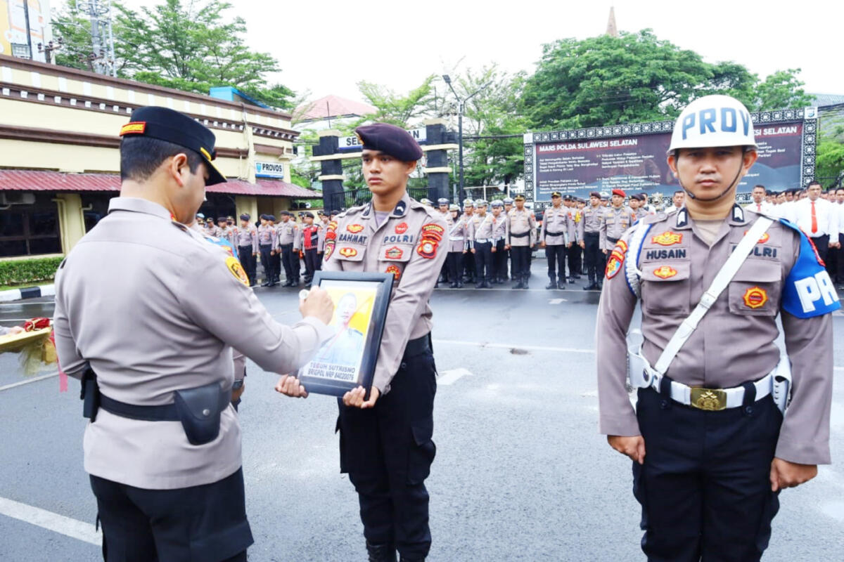 PECAT -- Kapolrestabes Makassar, Kombes Pol Arya Perdana memimpin upacara Pemberhentian Tidak Dengan Hormat (PTDH) di lapangan upacara Mapolrestabes Makassar. 
