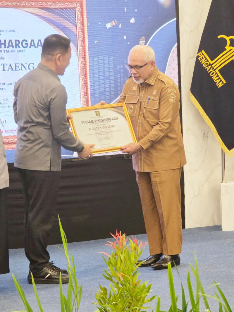 PENGHARGAAN -- Pastikan pemerataan layanan keadilan hukum, Pemkab Bantaeng raih penghargaan Posbankum 100 
