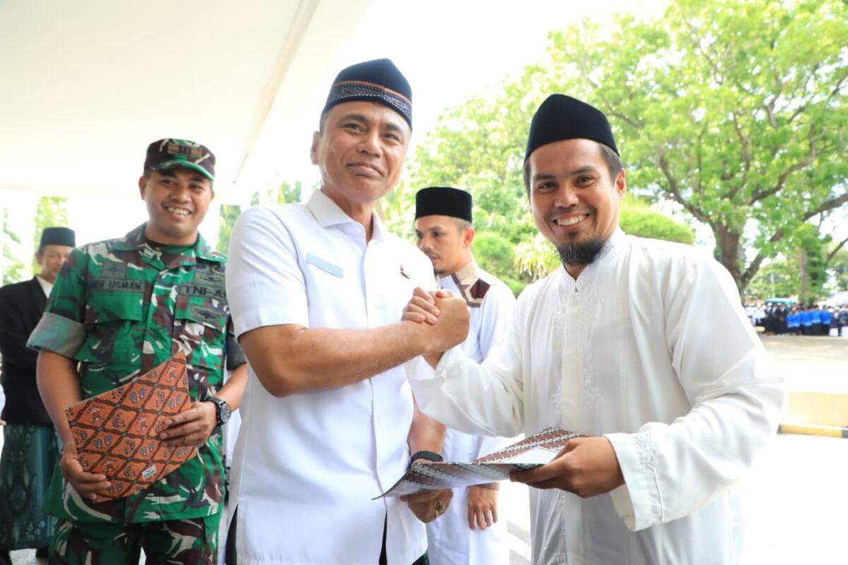 UPACARA -- Wakil Bupati Bantaeng, H. Sahabuddin bertindak selaku pembina upacara pada upacara peringatan Hari Santri Nasional (HSN) Tahun 2025 di Halaman Kantor Bupati Bantaeng, Rabu (22/10).