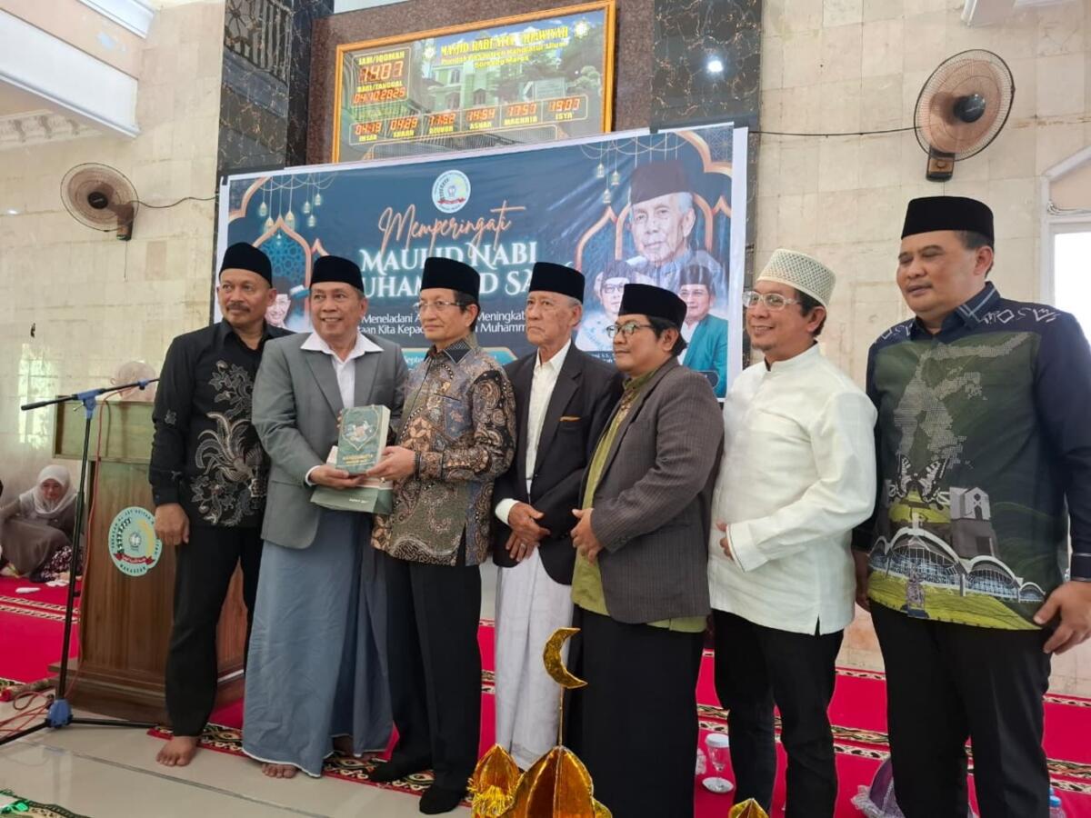 BUKU -- Menteri Agama, Prof Nasaruddin Umar menerima hadiah buku dari Pengelola Ponpes NU Soreang, Kecamatan Lau, Maros.
