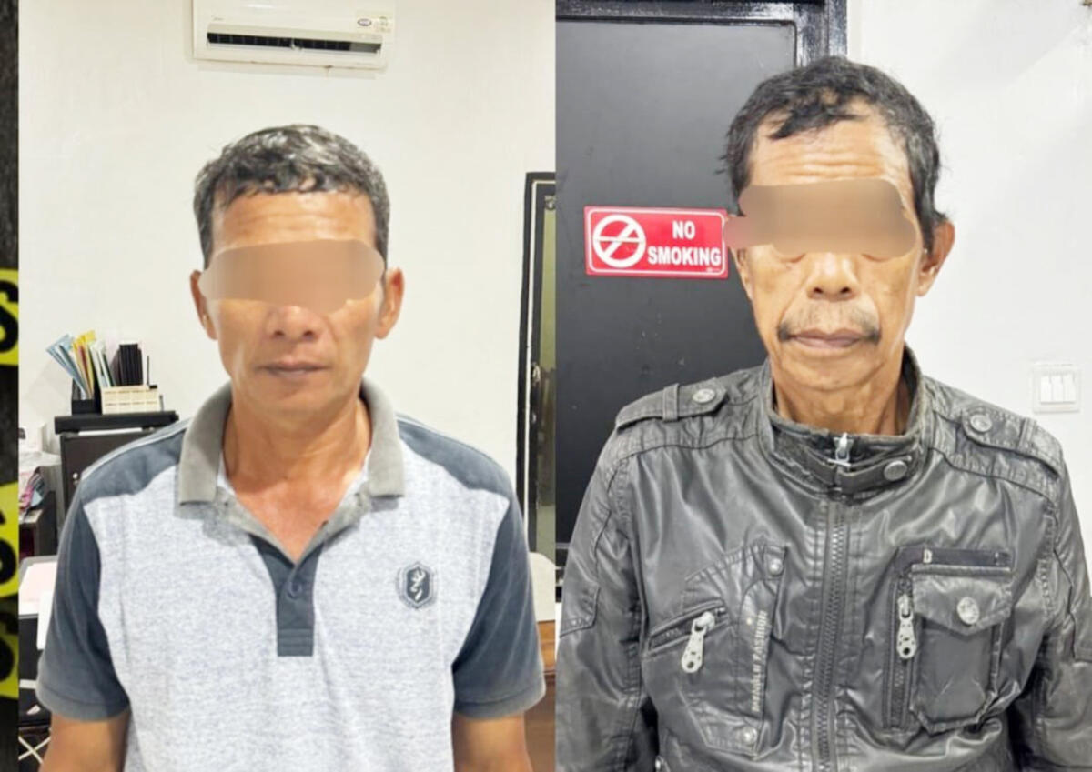 DUA DIAMANKAN -- Personel gabungan Polres Bulukumba dan Polsek Kajang menggerebek arena judi sabung ayam di Desa Sangkala, Kecamatan Kajang, Bulukumba, Minggu (26/10) sore. Polisi mengamankan dua orang yang diduga terlibat judi sabung ayam.