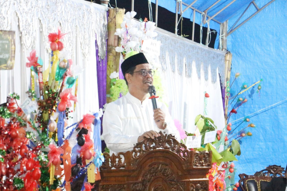 MAULID NABI -- Wabup Bulukumba Edy Manaf saat menyampaikan sambutan disela-sela peringatan Maulid Nabi Muhammad SAW di Lapangan Sepakbola Sampeang, Desa Bontoharu, Kecamatan Rilau Ale, Senin (6/10) malam.

