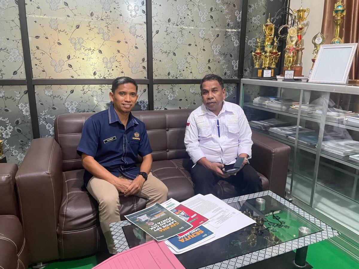 KERJASAMA -- KP2KP Enrekang menjalin kerjasama dengan Diskominfo Kabupaten Enrekang dalam upaya memperluas jangkauan informasi perpajakan kepada masyarakat di Kantor Diskominfo Enrekang,  Selasa (15/10). 