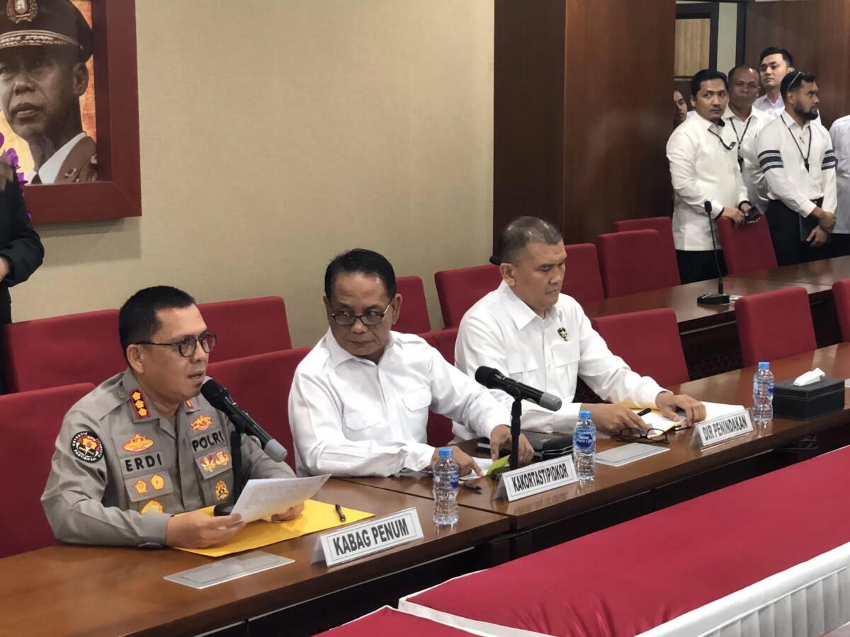 Kortas Tipidkor Polri mengungkap kasus dugaan korupsi yang menyeret nama adik Jusuf Kalla, Halim Kalla, pada Senin (6/10). (Syahrul Yunizar/JawaPos.com)