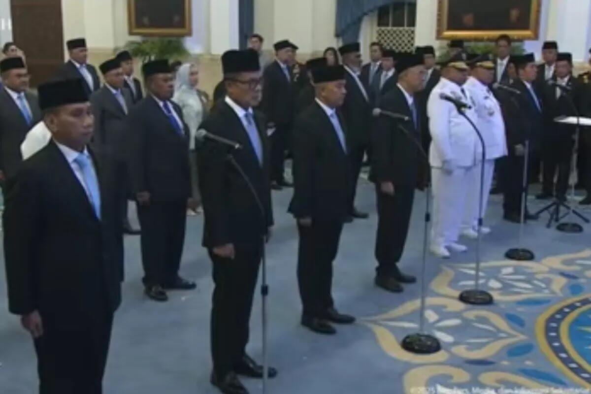 Presiden Prabowo Subianto Akhmad Wiyagus sebagai Wamendagri dan Benjamin Paulus sebagai Wakil Menteri Kesehatan (Wamenkes) di Istana Negara, Jakarta, Rabu (8/10).