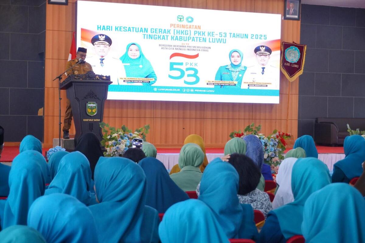 APRESIASI -- Bupati Luwu, H Patahudding menghadiri peringatan Hari Kesatuan Gerak (HKG) PKK ke-53 Tahun 2025 di Aula Andi Kambo, Kompleks Perkantoran Bupati Luwu, Senin (20/10)
