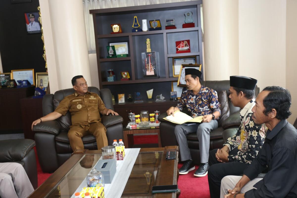 AUDIENSI -- Bupati Luwu, H. Patahudding menerima audiensi Komisi Pemilihan Umum (KPU) Kabupaten Luwu di ruang kerjanya, Kantor Bupati Luwu, Selasa (21/10).
