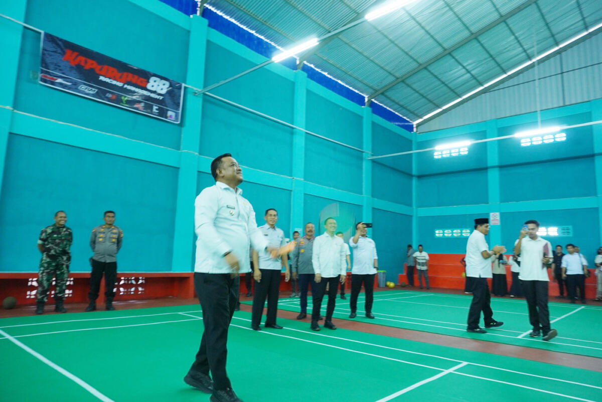 DIRESMIKAN -- Bupati Luwu, H Patahudding meresmikan Gedung Badminton Center PB Zul Jaya Kecamatan Belopa Utara, Rabu (22/10). 
