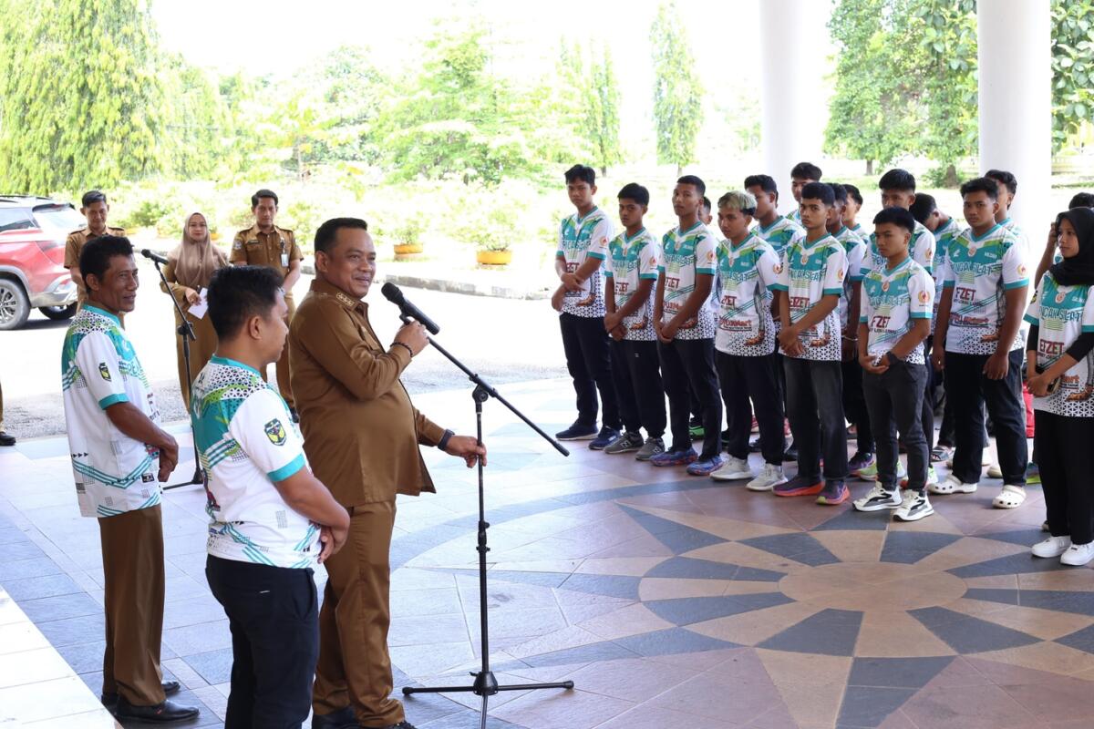 LEPAS -- Bupati Luwu, Patahudding melepas kontingen atlet Ikatan Pencak Silat Indonesia (IPSI) Kabupaten Luwu yang akan berlaga di Pra Pekan Olahraga Provinsi (Pra Porprov) Sulawesi Selatan tahun 2025 di Kota Parepare di Halaman Kantor Bupati Luwu, Senin (27/10).

