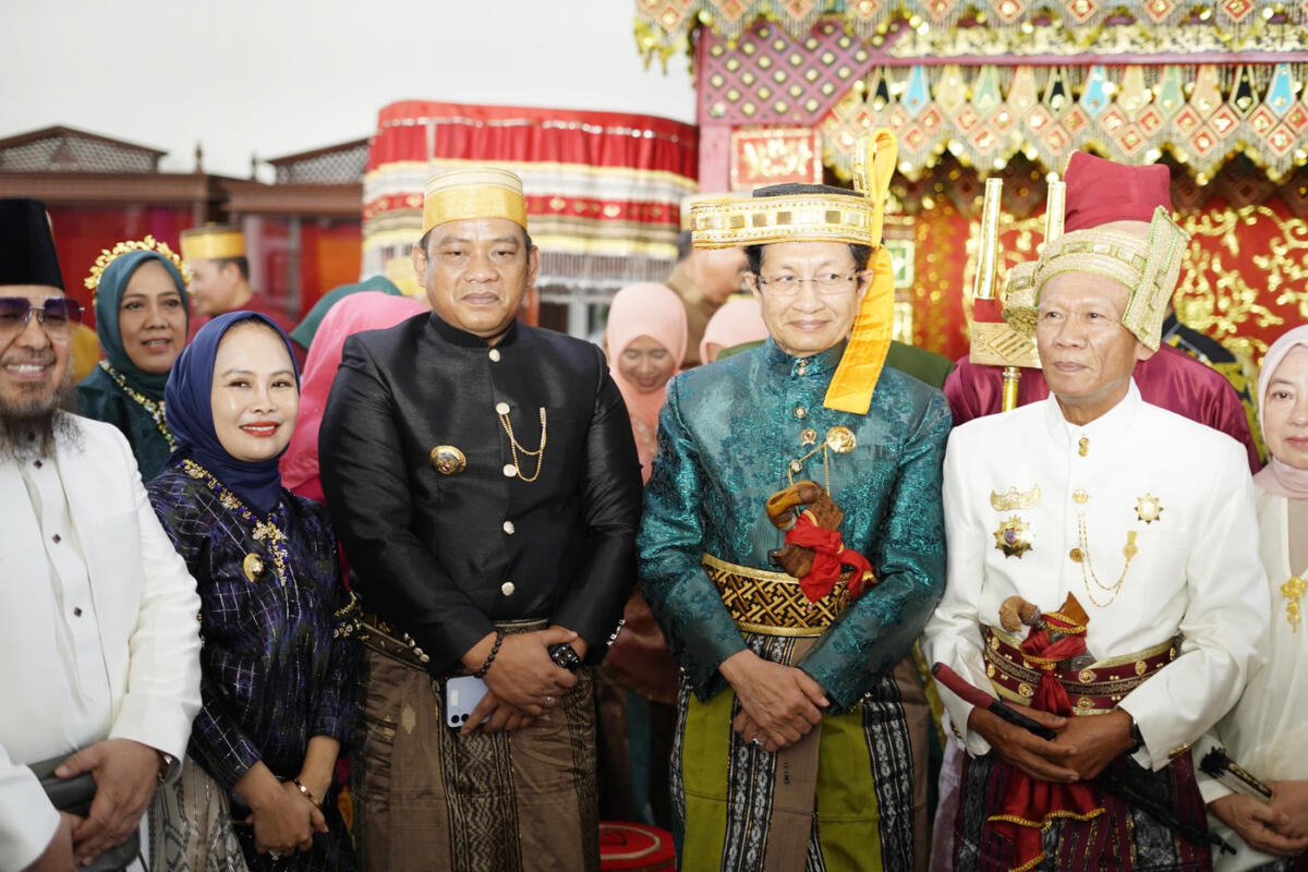 PENGANUGRAHAN -- Bupati Luwu, H Patahuddin, menghadiri prosesi penganugerahan gelar adat yang diberikan Kedatuan Luwu kepada Menteri Agama RI, Prof Dr Nasaruddin Umar di Istana Adat Kedatuan Luwu dan berlangsung dengan khidmat serta penuh nuansa kearifan lokal.
