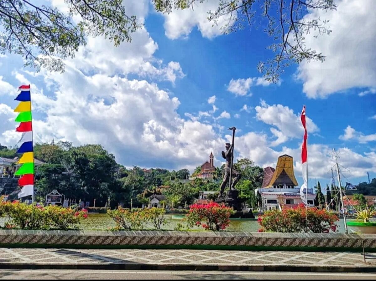 CFD -- Plaza Kolam Makale saban hari disesaki warga meski hanya untuk sekedar joging dan aktivitas lainnya. Setiap akhir pekan, oleh Pemkab area tersebut telah ditetapkan sebagai kawasan Car Free Day mulai pukul 06.00 hingga 10.00 Wita.
