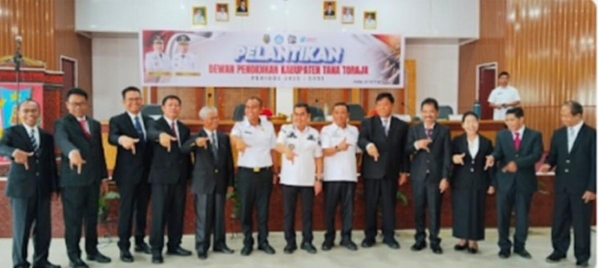 LANTIK -- Bupati Tana Toraja Zadrak Tombeg foto bersama usai melantik pengurus Dewan Pendidikan Tana Toraja periode 2025-2030 di Aula Kantor Bupati, Rabu (22/10). Mantan Rektor UKI Paulus Prof. Dr Daud Malamassam didapuk sebagai Ketua. 
