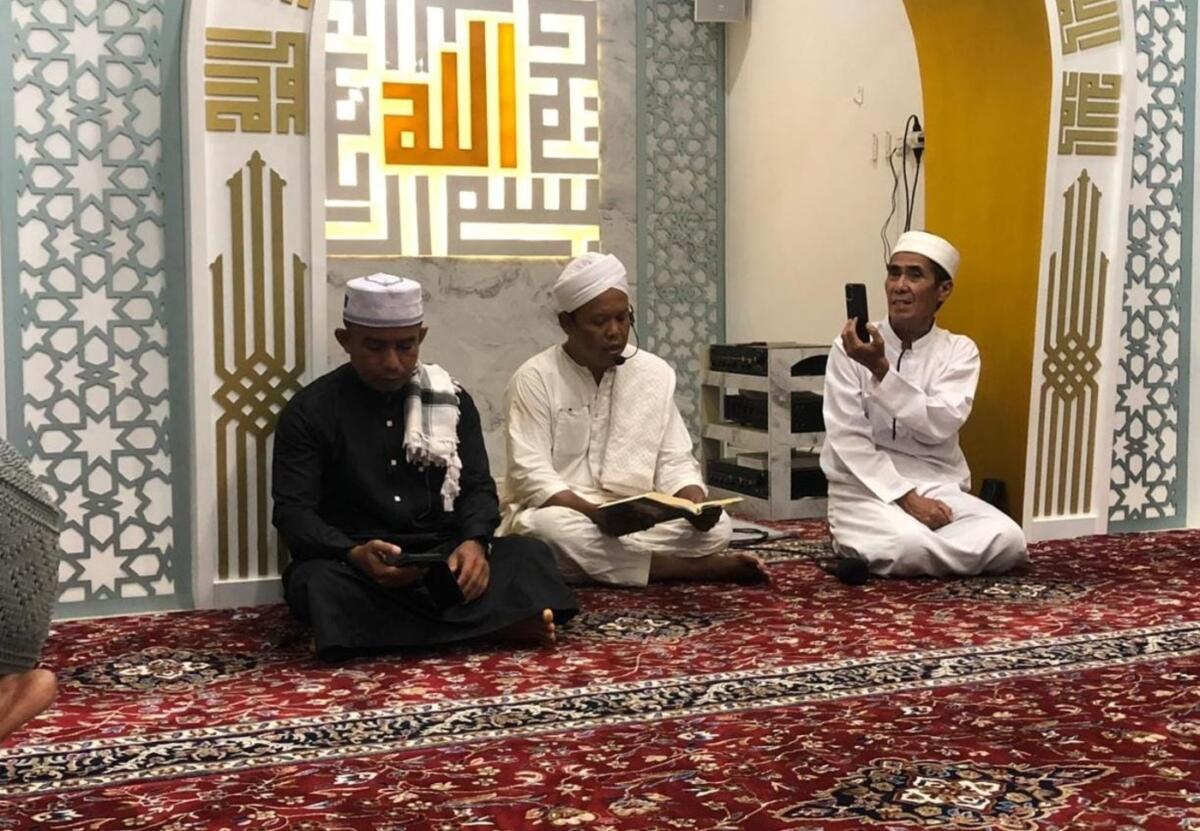 DZIKIR -- Pemkab Luwu Timur menggelar kegiatan Yasinan Rutin Majelis Dzikir An Nafii yang digelar setiap Kamis malam di Mushollah An Naafi Rumah Jabatan Bupati Luwu Timur. 
